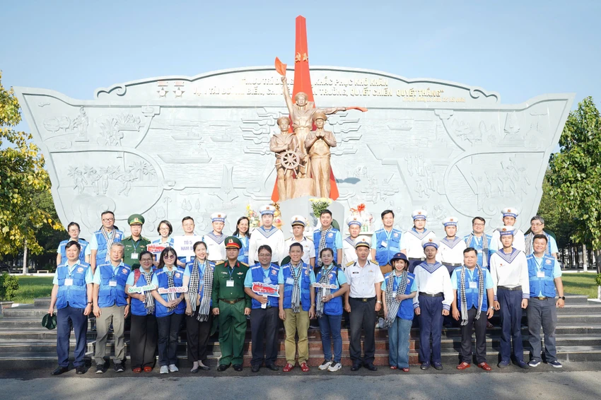 160 đại biểu TP.HCM khởi hành thăm chiến sĩ, nhân dân vùng biển đảo Tây Nam của Tổ quốc