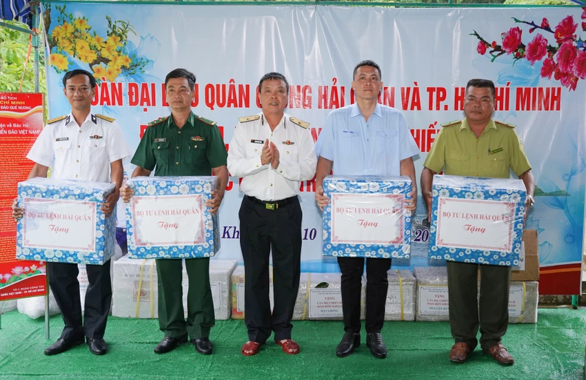 Đoàn đại biểu TP.HCM thăm, động viên cán bộ, chiến sĩ đảo Hòn Khoai, Cà Mau