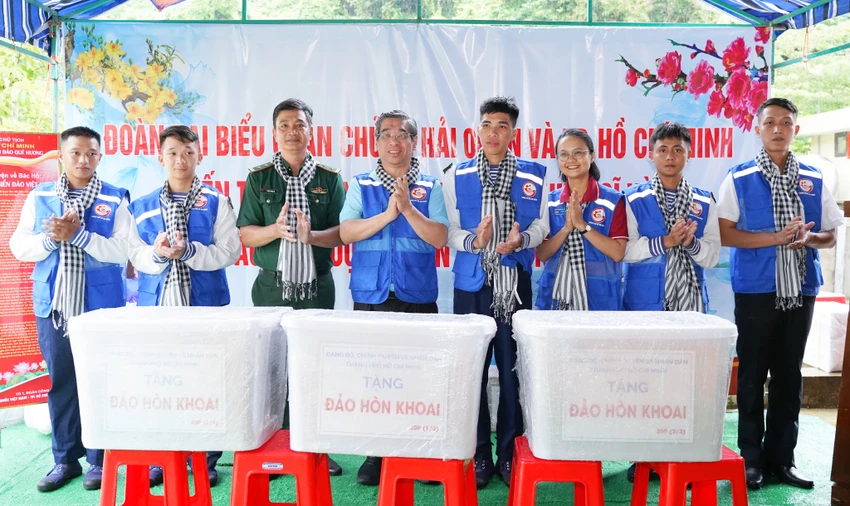 Đoàn đại biểu TP.HCM thăm, động viên cán bộ, chiến sĩ đảo Hòn Khoai, Cà Mau