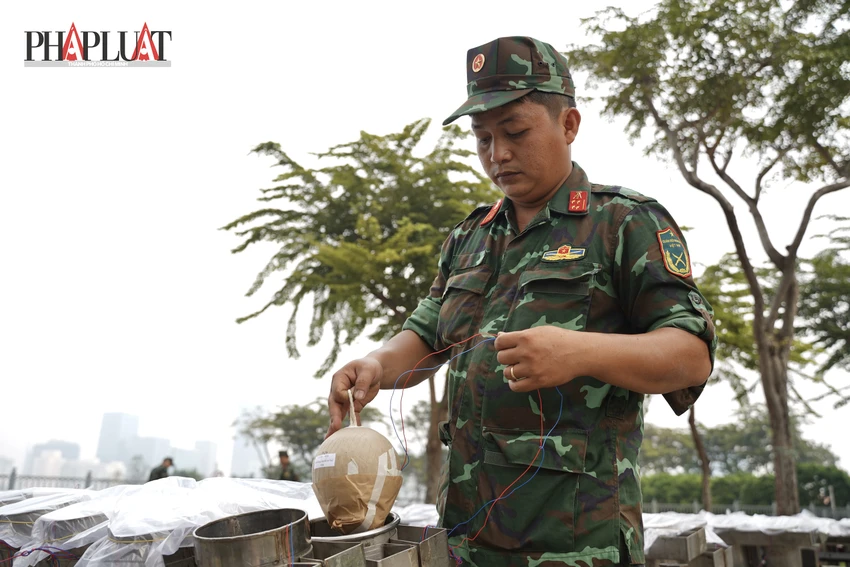 Trận địa pháo hoa tầm cao TP.HCM sẵn sàng khai hỏa vào tối 31-12