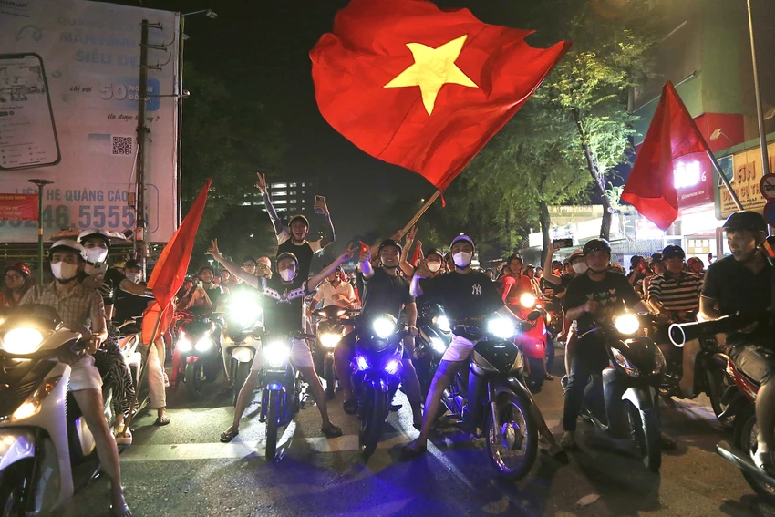 Hàng ngàn cổ động viên TP.HCM xuống đường ăn mừng chiến thắng của đội tuyển Việt Nam