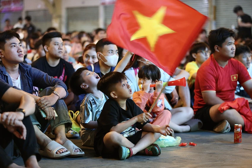TP.HCM: Hàng trăm cổ động viên đến chợ Bình Tây cổ vũ đội tuyển bóng đá Việt Nam