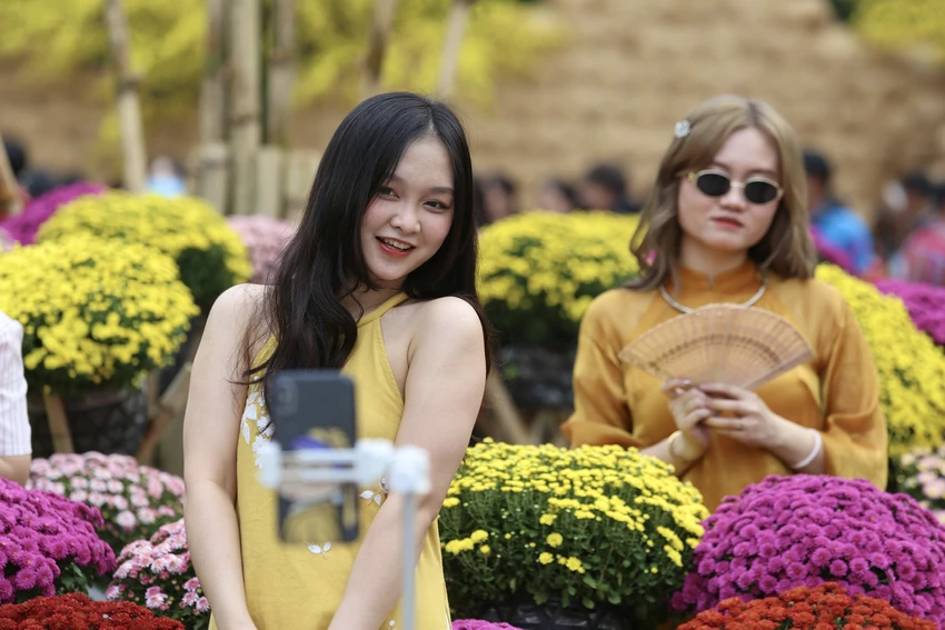 Nàng thơ xúng xính áo dài check-in phố ông Đồ TP.HCM ngày cuối tuần