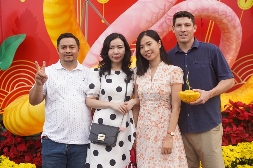 TP.HCM: Chợ hoa xuân 'trên bến dưới thuyền' tất bật mua bán những ngày giáp Tết