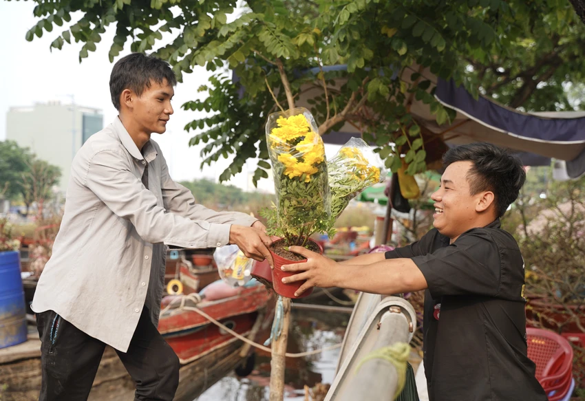 Tren-ben-duoi-thuyen (9).JPG