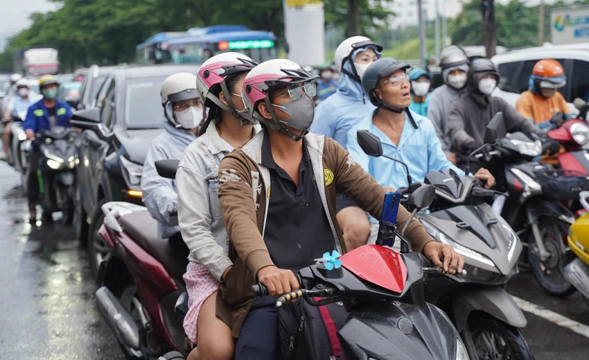 Đề xuất lùi thời gian hạn chế xe xăng vào trung tâm TP.HCM được các chuyên gia đồng tình, ủng hộ nhưng cần có giải pháp cụ thể và rõ ràng. Ảnh: VĂN THUẬN cửa ngõ phía Nam (3).jpg