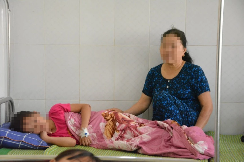 Người nhà đang chăm sóc một em học sinh. Ảnh: AX Người nhà đang chăm sóc một em học sinh. Ảnh: AX