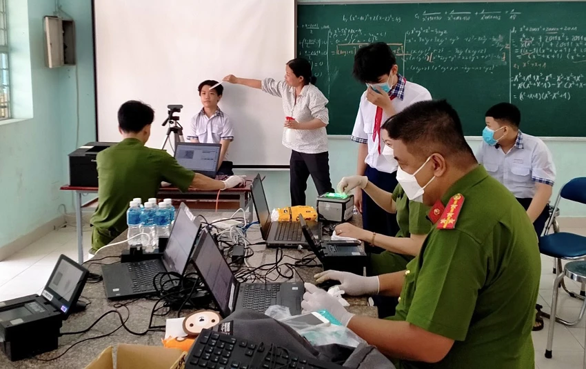 Các em HS được chỉnh trang gọn gàng trước khi chụp hình CCCD. Ảnh: TRẦN MINH
