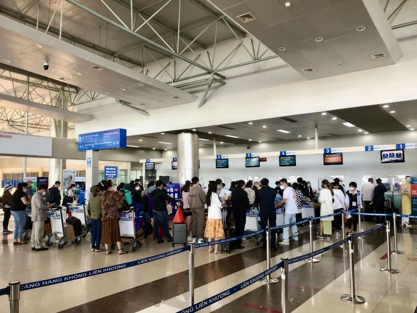 Hành khách xếp hàng làm thủ tục check-in tại sân bay Liên Khương (Đà Lạt). Ảnh: TRẦN MINH Hành khách xếp hàng làm thủ tục check-in tại sân bay Liên Khương (Đà Lạt). Ảnh: TRẦN MINH