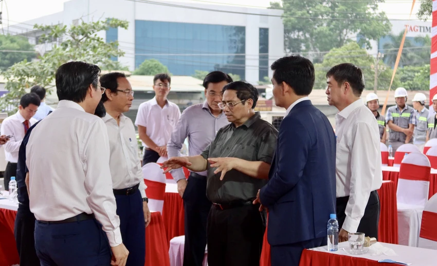 Thủ tướng Phạm Minh Chính đang trao đổi với lãnh đạo Thành phố. Ảnh: TRẦN MINH Thủ tướng Phạm Minh Chính đang trao đổi với lãnh đạo Thành phố. Ảnh: TRẦN MINH