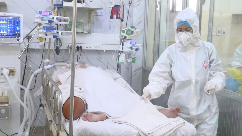Bệnh nhân mắc COVID-19 nặng được điều trị tại Bệnh viện Bệnh Nhiệt đới TP.HCM. Ảnh: TRẦN MINH Bệnh nhân mắc COVID-19 nặng được điều trị tại Bệnh viện Bệnh Nhiệt đới TP.HCM. Ảnh: TRẦN MINH