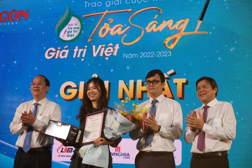 Trong Cuộc thi Tỏa sáng giá trị Việt năm 2022-2023, BTC trao giải Nhất cho tác phẩm “Người không mang nhiệm vụ” của tác giả Minh Nguyễn. ẢNH: THẢO HIỀN. Trong Cuộc thi Tỏa sáng giá trị Việt năm 2022-2023, BTC trao giải Nhất cho tác phẩm “Người không mang nhiệm vụ” của tác giả Minh Nguyễn. ẢNH: THẢO HIỀN.