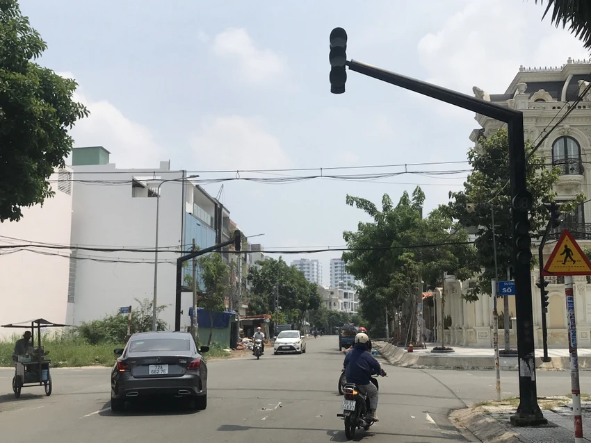 Đèn giao thông tại ngã 4 đường số 1 và đường số 32 (phường Bình Trị Đông B, quận Bình Tân) bị mất tín hiệu. ẢNH: THẢO HIỀN