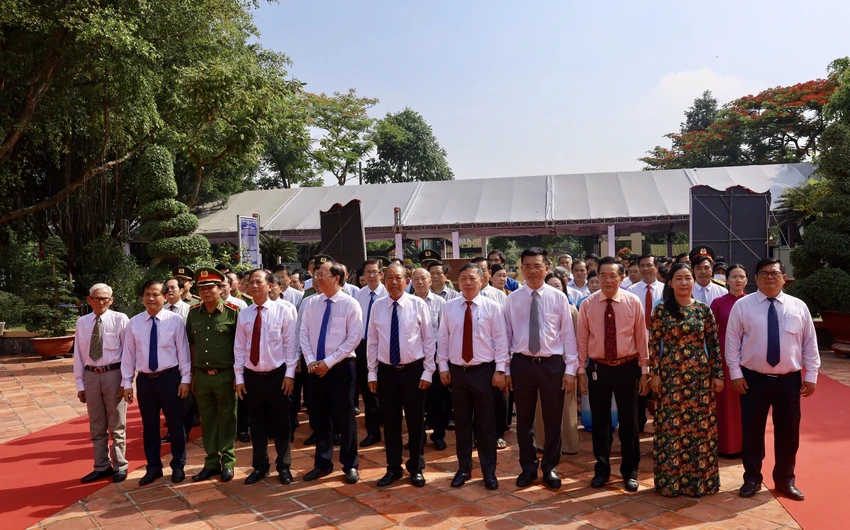 Lãnh đạo UBND TP cùng lãnh đạo UBND huyện Bình Chánh và lãnh đạo của các cơ quan ban ngành tham dự lễ tri ân. Ảnh: TRẦN MINH