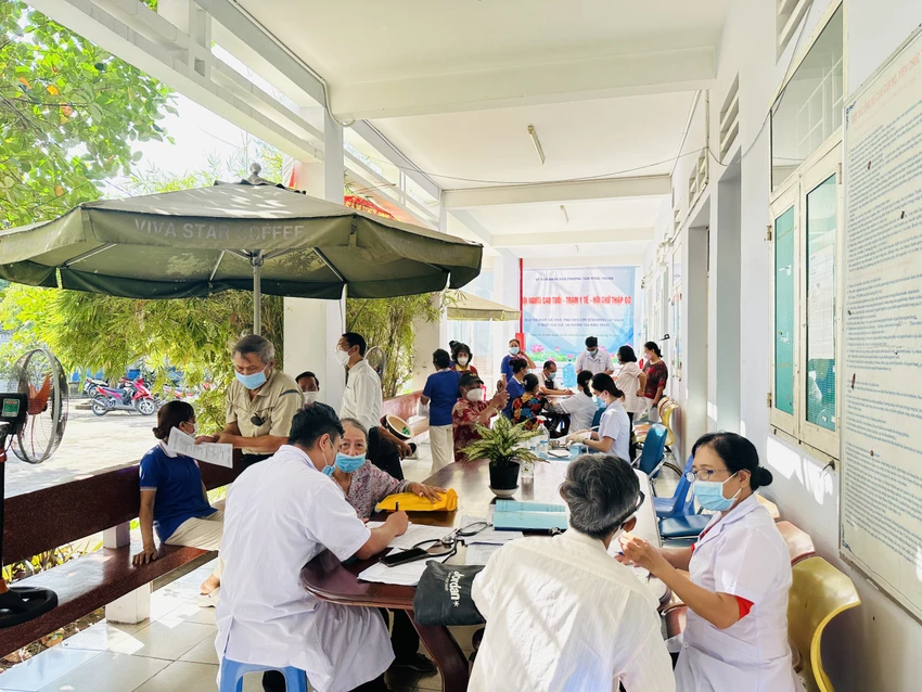 Ngay từ sáng sớm, nhiều người cao tuổi đến TYT phường Tân Hưng Thuận, quận 12, để thăm khám sức khỏe. Ảnh: TRẦN MINH