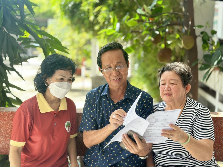 Hai vợ chồng ông Phạm Quí Cường đã mặt từ rất sớm để làm hồ sơ thăm khám sức khám. Ảnh: TRẦN MINH
