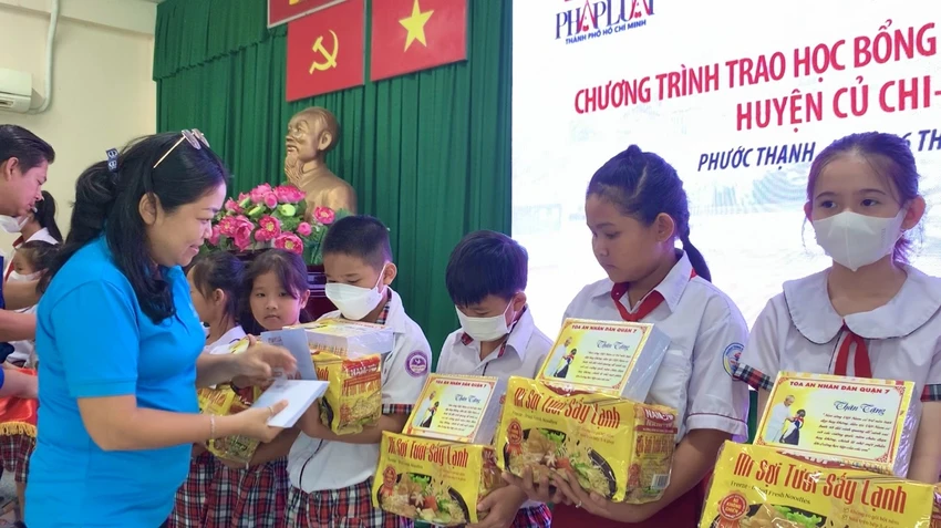 49 phần quà gồm 10 cuốn vở, 1 thùng mì và 1 suất học bổng (trị giá 1,5 triệu đồng). Ảnh: TRẦN MINH 49 phần quà gồm 10 cuốn vở, 1 thùng mì và 1 suất học bổng (trị giá 1,5 triệu đồng). Ảnh: TRẦN MINH