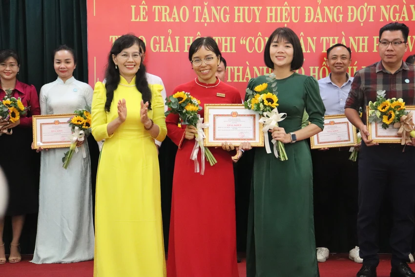 Báo Pháp Luật TP.HCM nhận giải nhất tác giả - nhóm tác giả tại hội thi. Ảnh: TRẦN MINH Báo Pháp Luật TP.HCM nhận giải nhất tác giả - nhóm tác giả tại hội thi. Ảnh: TRẦN MINH