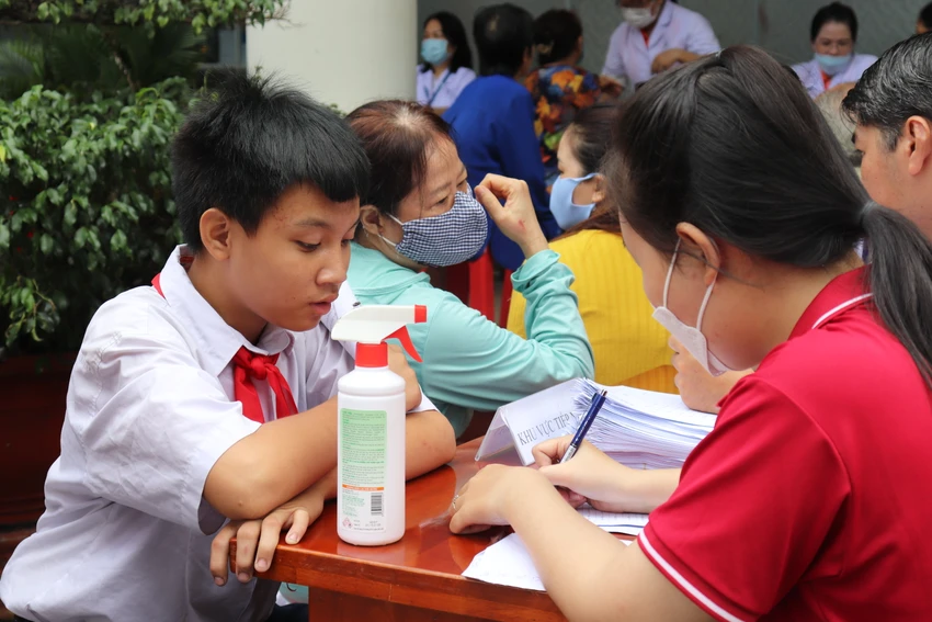 Khu vực khám bệnh miễn phí không phân biệt lứa tuổi. Ảnh: TRẦN MINH Khu vực khám bệnh miễn phí không phân biệt lứa tuổi. Ảnh: TRẦN MINH