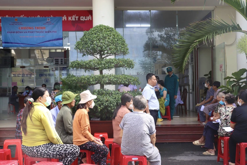 Tuy còn rất sớm nhưng rất nhiều người dân đã có mặt tại khu vực khám bệnh và phát thuốc miễn phí để được thăm khám. Ảnh: TRẦN MINH Tuy còn rất sớm nhưng rất nhiều người dân đã có mặt tại khu vực khám bệnh và phát thuốc miễn phí để được thăm khám. Ảnh: TRẦN MINH