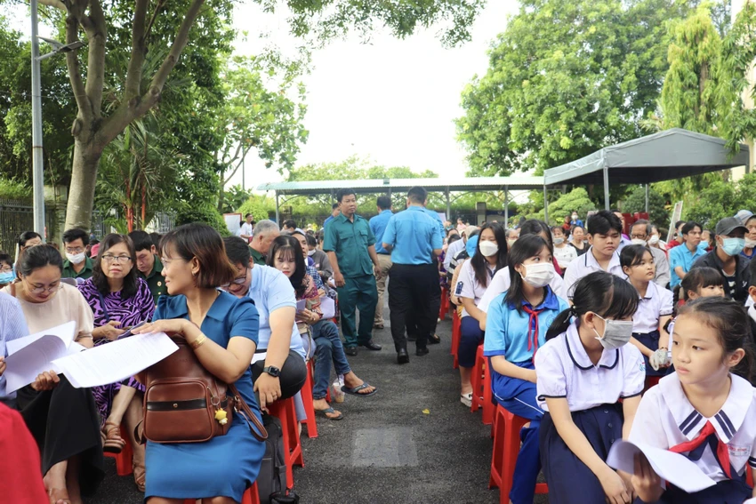 300 người dân có hoàn cảnh khó khăn trên địa bàn phường và các em học sinh có hoàn cảnh khó khăn tham gia chương trình khám bệnh miễn phí, tặng quà an sinh. Ảnh: TRẦN MINH 300 người dân có hoàn cảnh khó khăn trên địa bàn phường và các em học sinh có hoàn cảnh khó khăn tham gia chương trình khám bệnh miễn phí, tặng quà an sinh. Ảnh: TRẦN MINH