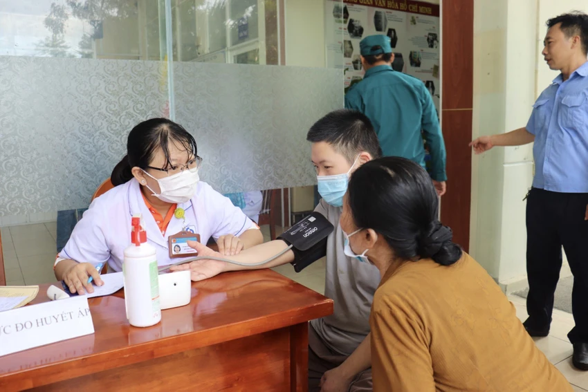 Người dân được đo huyết áp và tư vấn trước khi khám bệnh. Ảnh: TRẦN MINH Người dân được đo huyết áp và tư vấn trước khi khám bệnh. Ảnh: TRẦN MINH