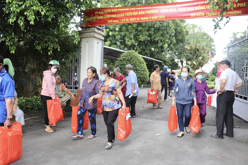 Người dân vui mừng nhận được những phần quà hỗ trợ. Ảnh: TRẦN MINH Người dân vui mừng nhận được những phần quà hỗ trợ. Ảnh: TRẦN MINH