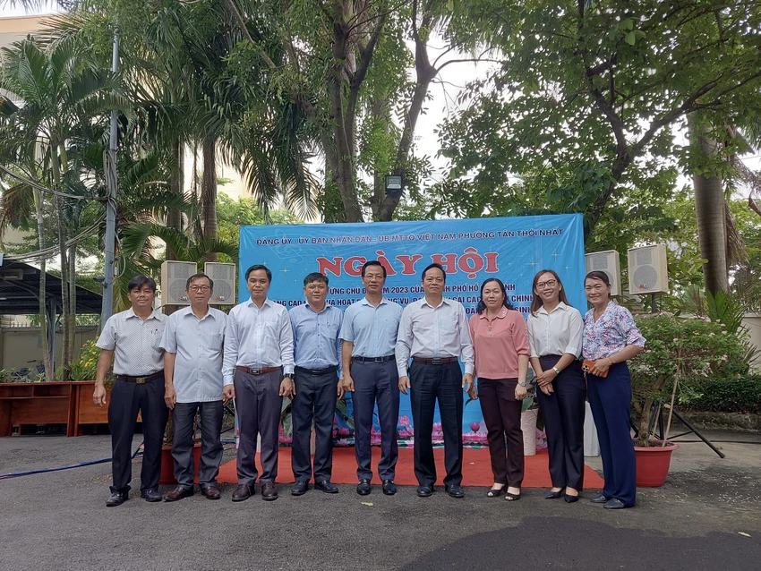Chương trình có sự tham gia của ông Đậu An Phúc (đứng giữa), Phó chủ tịch UBND quận 12. Ảnh: TRẦN MINH Chương trình có sự tham gia của ông Đậu An Phúc (đứng giữa), Phó chủ tịch UBND quận 12. Ảnh: TRẦN MINH