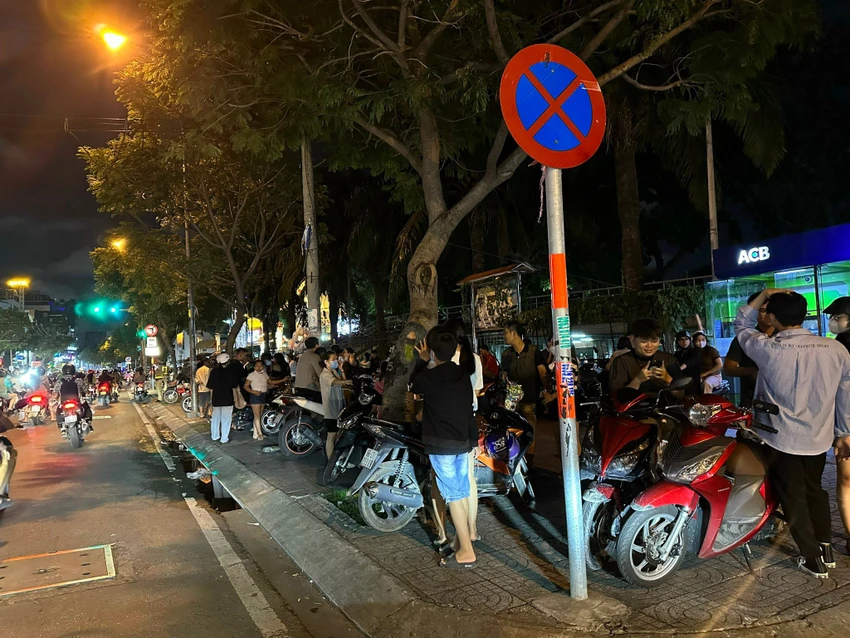 Chú tích ảnh: Đường Hoà Bình trước cổng công viên Đầm Sen rất đông người dân. Ảnh: TRẦN MINH Chú tích ảnh: Đường Hoà Bình trước cổng công viên Đầm Sen rất đông người dân. Ảnh: TRẦN MINH