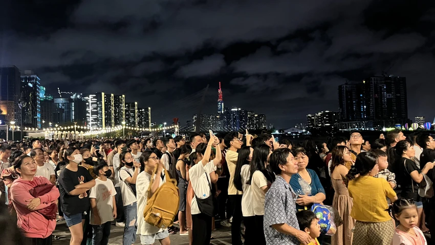 Người dân đều tỏ ra thích thú với màn bắn pháo hoa tầm cao tại Công viên Bạch Đằng, quận 1. Ảnh: DI LINH Người dân đều tỏ ra thích thú với màn bắn pháo hoa tầm cao tại Công viên Bạch Đằng, quận 1. Ảnh: DI LINH