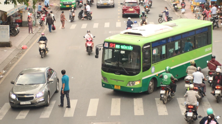 Người dân cho rằng ngoài quy định về người điều khiển phương tiện, cần có quy định đối với người đi bộ qua đường. Ảnh: KHÁNH TOÀN Người dân cho rằng ngoài quy định về người điều khiển phương tiện, cần có quy định đối với người đi bộ qua đường. Ảnh: KHÁNH TOÀN