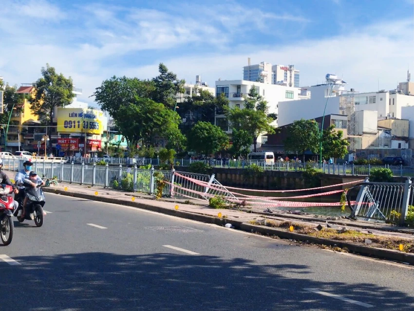 Đứt gãy lan can gây nguy hiểm cho người dân_h1.jpg