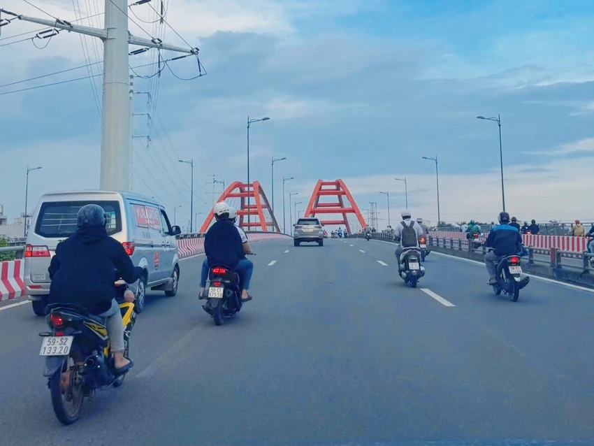 xe-may-ngang-nhien-di-vao-lan-o-to-tren-duong-pham-van-dong.jpg