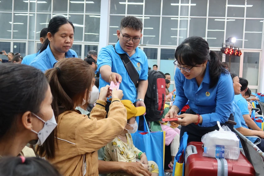 chuyến tàu mùa xuân
