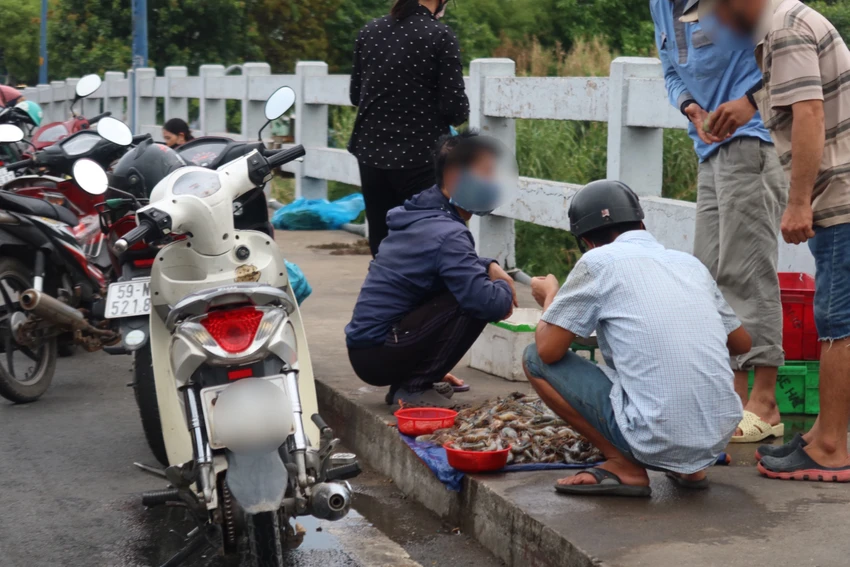 buôn bán hàng hóa trên cầu A