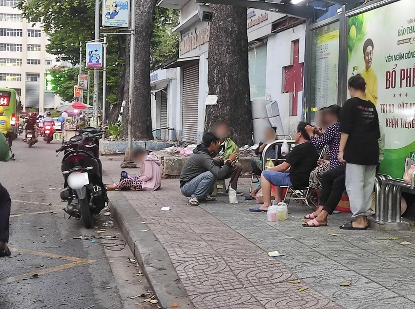 nhà chờ xe buýt ngang nhiên bị chiếm dụng.jpg