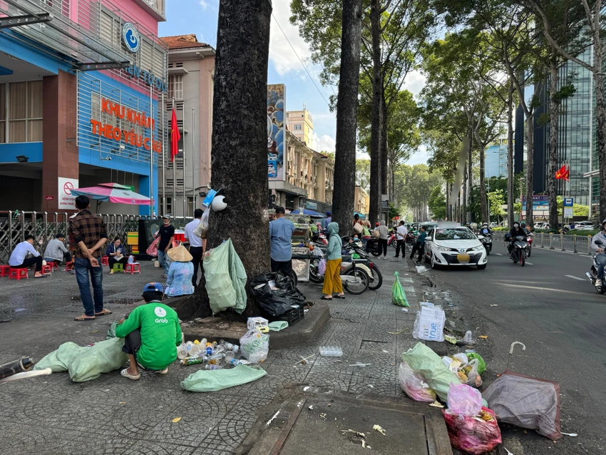 bán hàng rong trước cổng bệnh viện.jpg