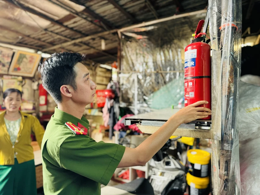 kiem-tra-bat-chot-ve-cong-tac-pccc-tai-cac-co-so-phe-lieu.jpg