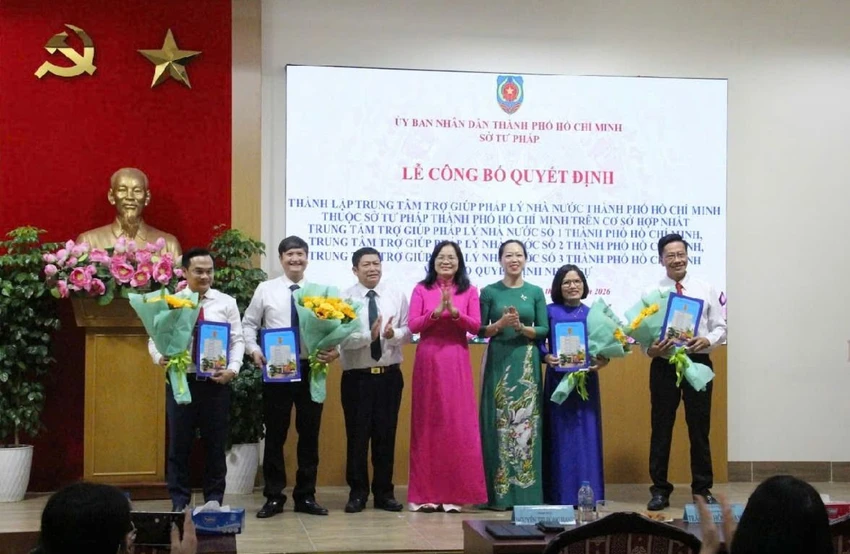 Lãnh đạo Sở Tư pháp TP.HCM trao các quyết định về công tác cán bộ tại buổi lễ. Ảnh: STP z7497034343716_c21c7c02952bec4d79f2701c08049ec6.jpg