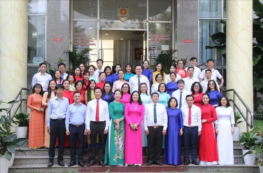 Các đại biểu chụp hình lưu niệm. Ảnh: STP z7497088938509_d856a598ee2ac7960b87028fc5490ea8.jpg