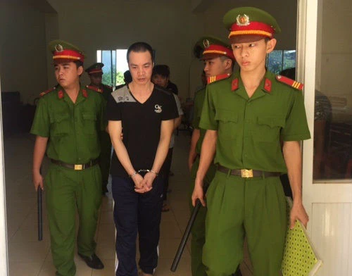 Lợi dụng công ty bị đốt phá, trộm két sắt tiền tỉ ảnh 1