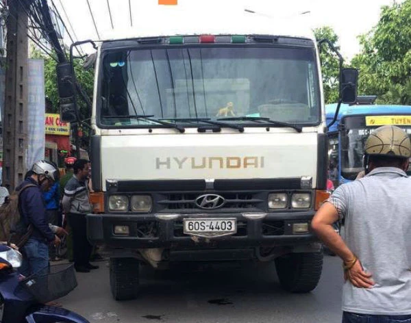 Người dân truy đuổi xe ben cán chết nữ sinh rồi bỏ chạy ảnh 2 Người dân truy đuổi xe ben cán chết nữ sinh rồi bỏ chạy ảnh 2