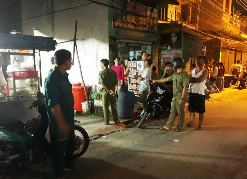 Đi đòi nợ cuối năm, bị đâm chết tại chỗ ảnh 1 Cơ quan chức năng bảo vệ hiện trường vụ án mạng trong đêm. Ảnh: Vũ Hội.