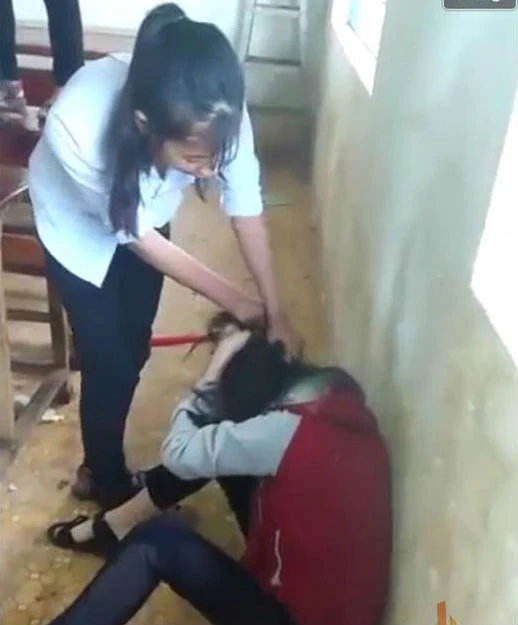 Nhóm nữ sinh đánh bạn vì ghen không được tốt nghiệp ảnh 1 Nhóm nữ sinh đánh bạn vì ghen không được tốt nghiệp ảnh 1