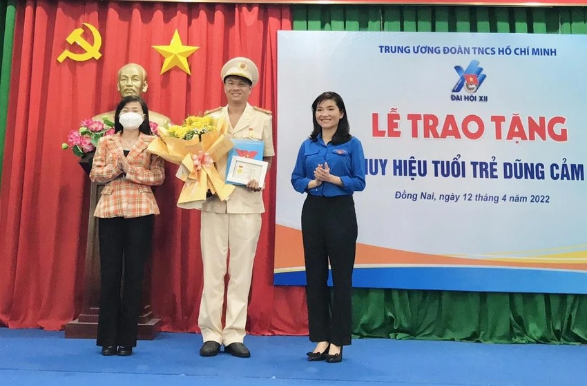 Bà Bùi Thị Bích Thủy - Phó trưởng Ban Dân vận Tỉnh ủy và Hồ Hồng Nguyên - Bí thư Tỉnh đoàn trao tặng Huy hiệu Tuổi trẻ Dũng cảm và trao tặng Bằng khen cho đại úy Thái Ngô Hiếu. Ảnh:VH. Bà Bùi Thị Bích Thủy - Phó trưởng Ban Dân vận Tỉnh ủy và Hồ Hồng Nguyên - Bí thư Tỉnh đoàn trao tặng Huy hiệu Tuổi trẻ Dũng cảm và trao tặng Bằng khen cho đại úy Thái Ngô Hiếu. Ảnh:VH.