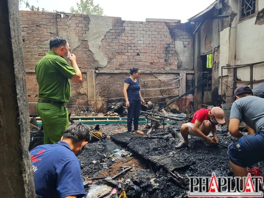 Các vật dụng trong căn nhà bị cháy rụi hoàn toàn. Ảnh: VŨ HỘI Các vật dụng trong căn nhà bị cháy rụi hoàn toàn. Ảnh: VŨ HỘI