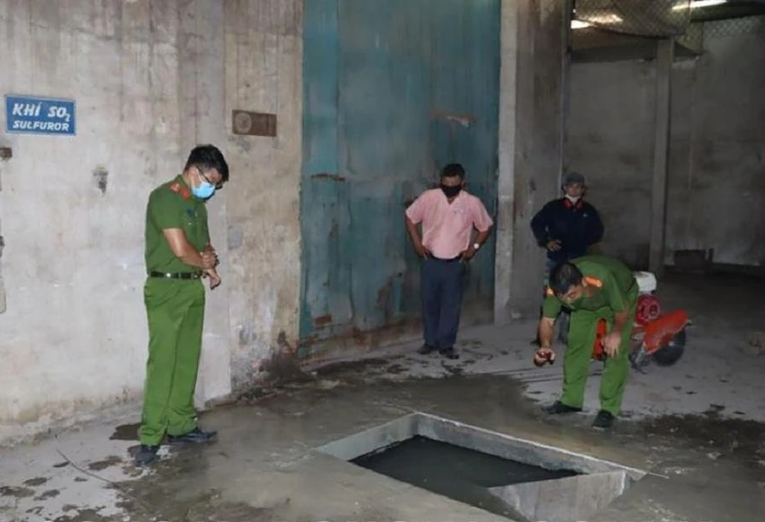 Công an cắt bê tông, khai quật hầm nước thải bên trong xí nghiệp để điều tra. Ảnh: AX Công an cắt bê tông, khai quật hầm nước thải bên trong xí nghiệp để điều tra. Ảnh: AX