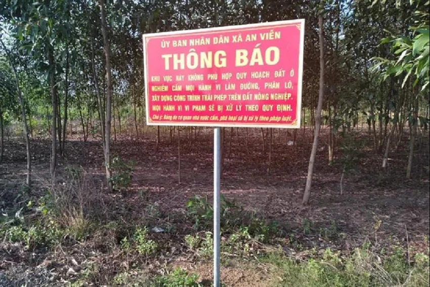 Chính quyền xã An Viễn (huyện Trảng Bom) cắm biển cảnh báo người dân không mua đất nông nghiệp phân lô trái phép. Ảnh: VH. Chính quyền xã An Viễn (huyện Trảng Bom) cắm biển cảnh báo người dân không mua đất nông nghiệp phân lô trái phép. Ảnh: VH.