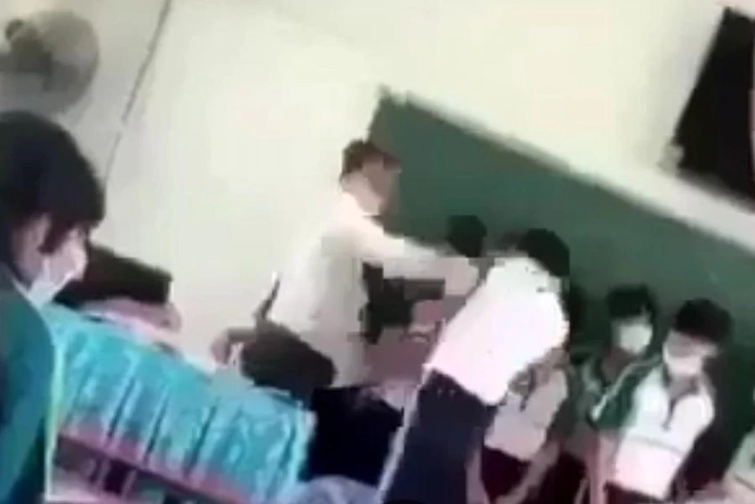 Hình ảnh thầy giáo tát em học sinh. Ảnh: Cắt từ Clip. Hình ảnh thầy giáo tát em học sinh. Ảnh: Cắt từ Clip.