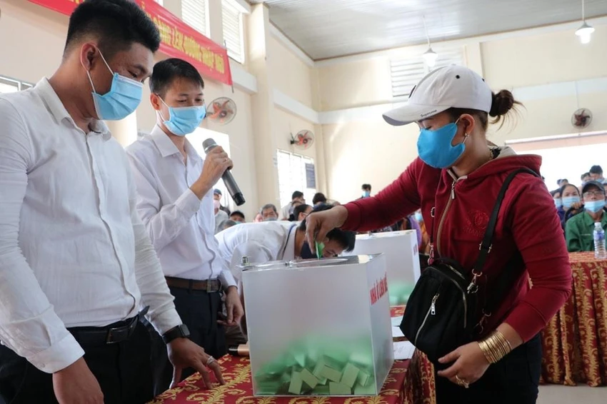 Người dân bốc thăm đất khu tái định cư Sân bay Long Thành. Ảnh: VH. Người dân bốc thăm đất khu tái định cư Sân bay Long Thành. Ảnh: VH.